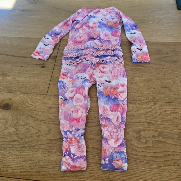 Bums & Roses
Convertible Ruffle Romper Collection: Romeo And Ghouliet 9/12m - Picture 8 of 11